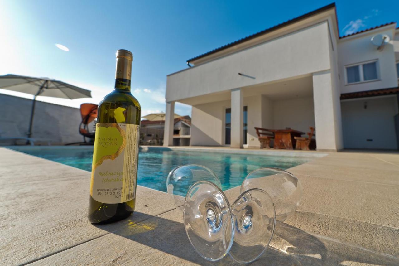 Villa Luka With Private Pool Near Pula Ngoại thất bức ảnh